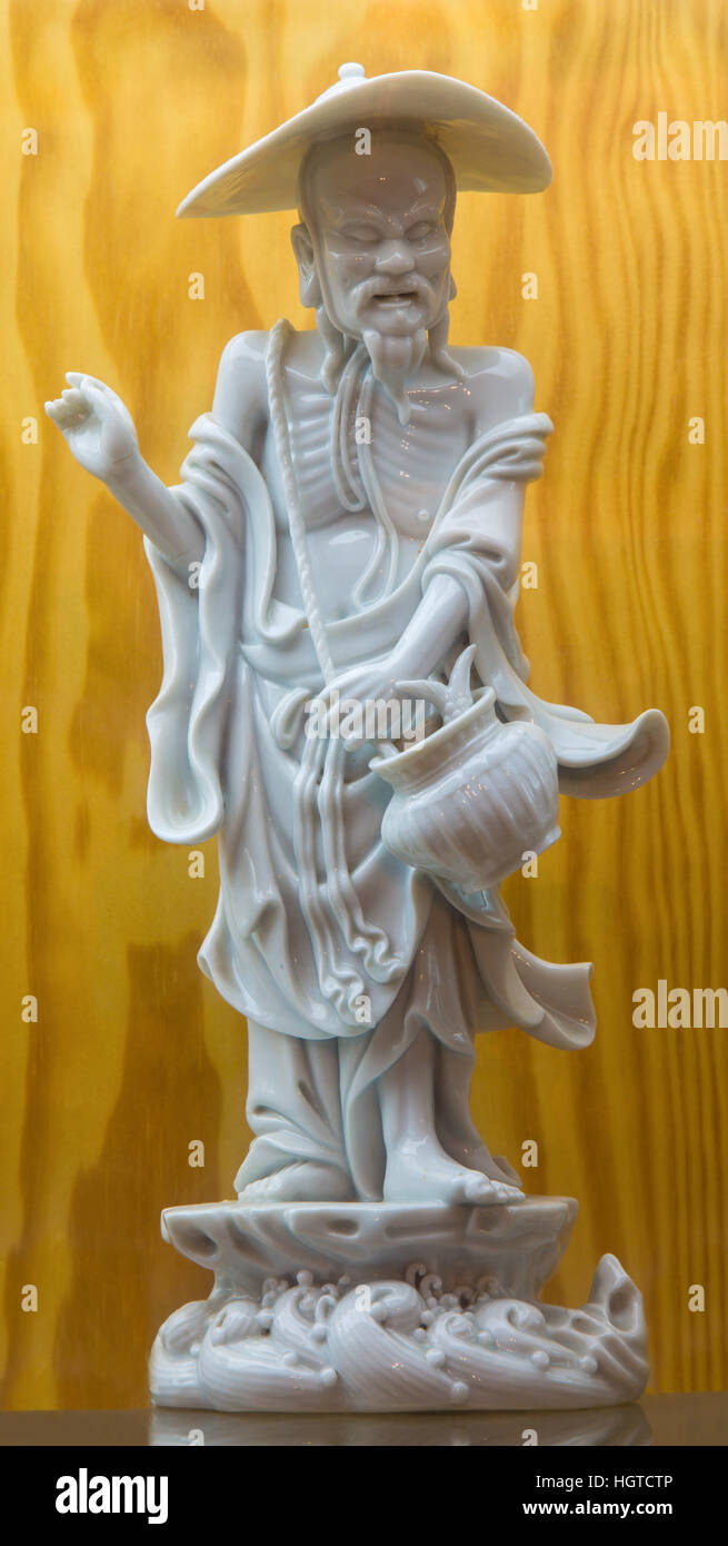 AVILA, Spanien, APRIL - 18, 2016: Die Chinesischer weißer Porzellan Figur des Fischers vom 19. Jhdt. machte im Dehua in der Provinz Fujian. Stockfoto