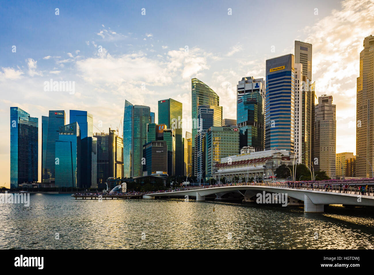 Singapur - 7. Januar 2017: Singapur Stadtbild finanziellen Gebäude mit dramatischen Cloud in Marina Bay Gegend Singapur, Golden Hour Urban Dämmerung Stockfoto