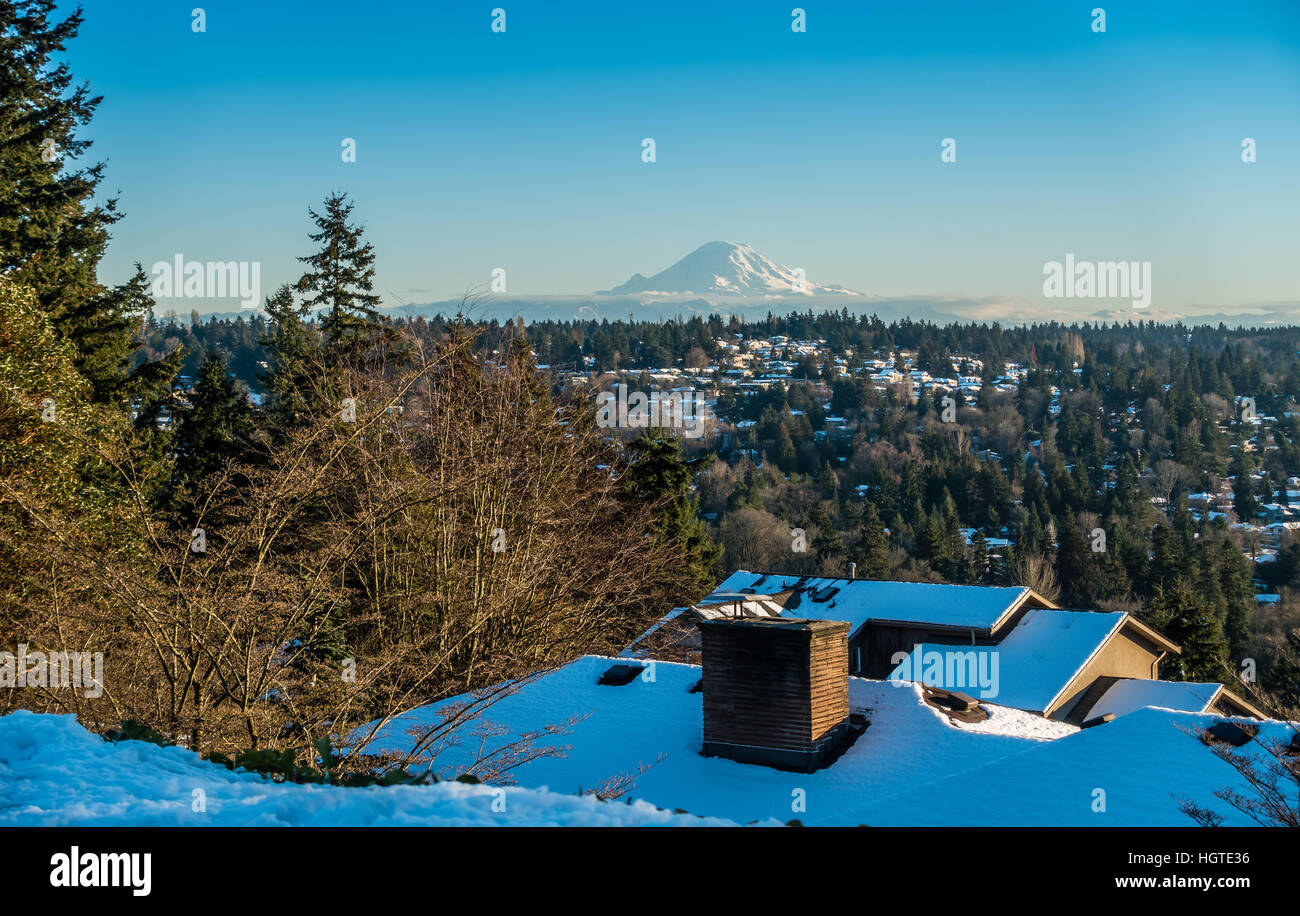 Ein Blick auf Mount Rainier im Januar von Burien, Washington. Stockfoto