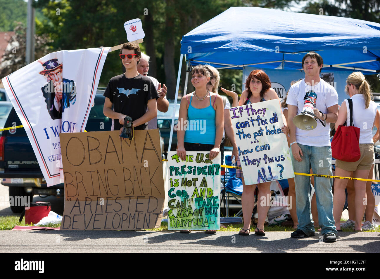 Demonstranten außerhalb einer Bürgerversammlung mit Präsident Barack Obama, die Gesundheitsreform Gesetzgebung diskutiert wurde.  Portsmouth High School, Por Stockfoto