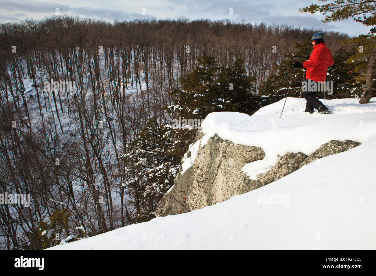 Ein Mann, Schneeschuhwandern auf Pony Berg in der Kapelle Brook Reservation in Ashfield, Massachusetts. Das Kuratorium der Reservierungen. Stockfoto