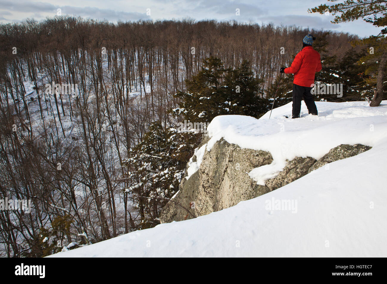 Ein Mann, Schneeschuhwandern auf Pony Berg in der Kapelle Brook Reservation in Ashfield, Massachusetts. Das Kuratorium der Reservierungen. Stockfoto
