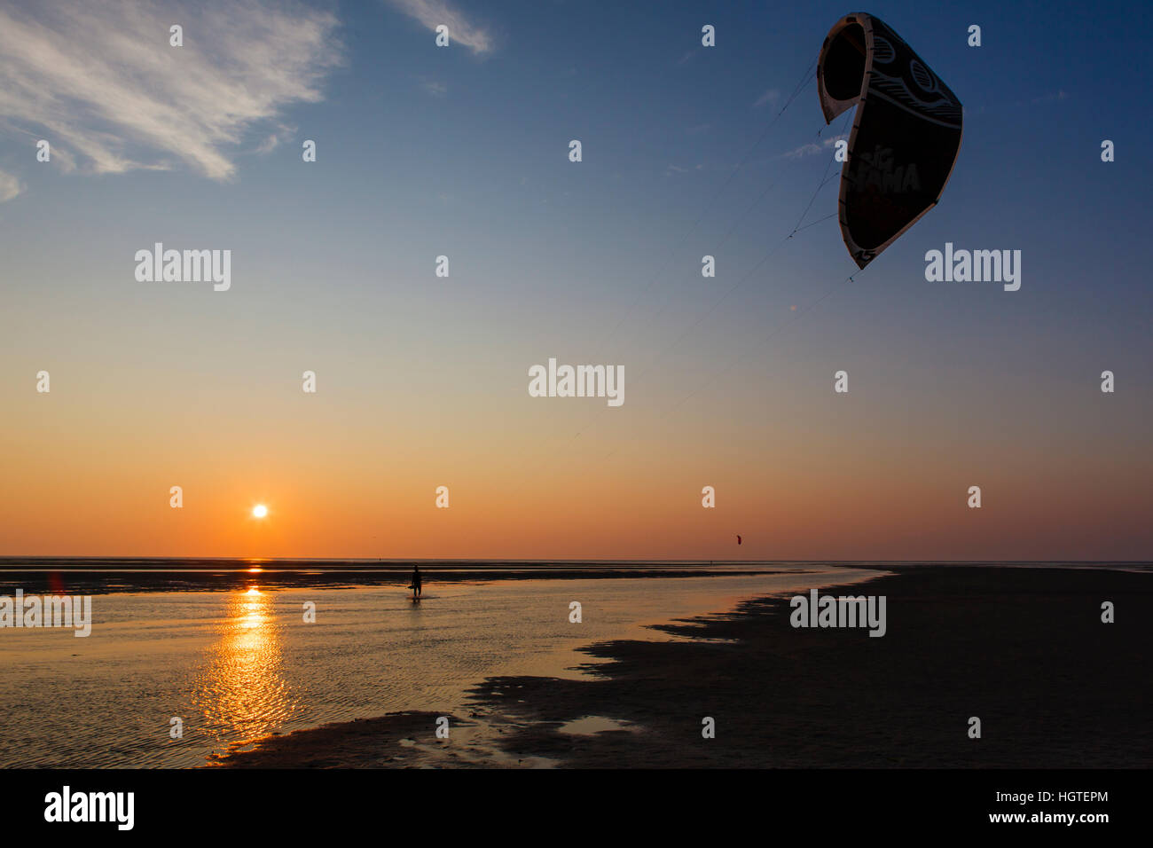 Eine Kite Boarder kommt an Land am ersten Begegnung Beach in Eastham, Massachusetts. Stockfoto