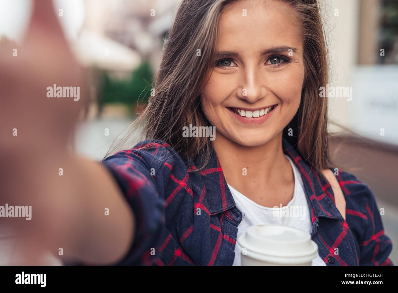 Attraktive junge Frau, die ein Selbstporträt in der Stadt Stockfoto