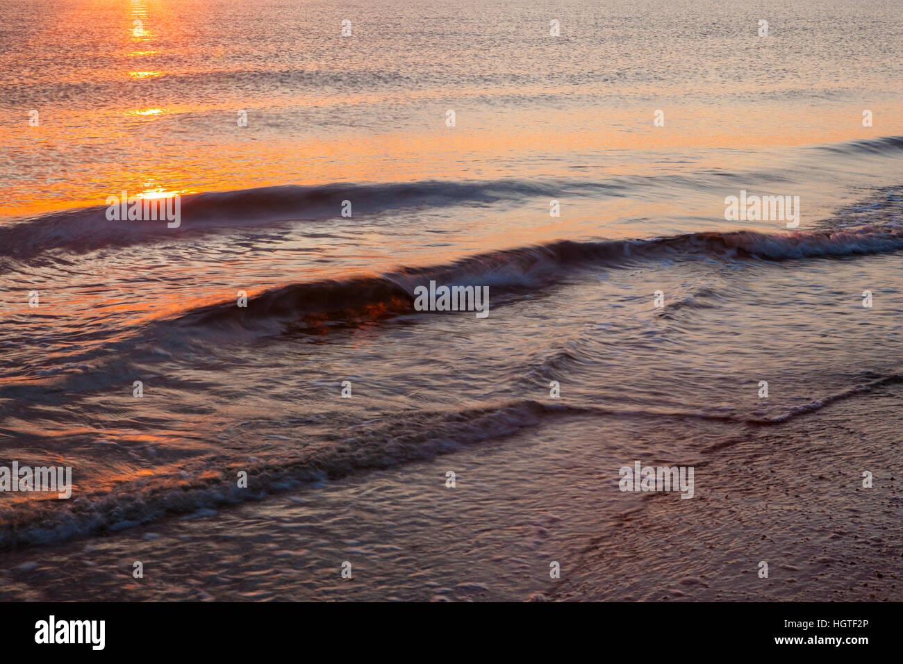 Sonnenuntergang über Cape Cod Bay an Ente Harbor Beach, Wellfleet, Massachusetts. Cape Cod. Stockfoto