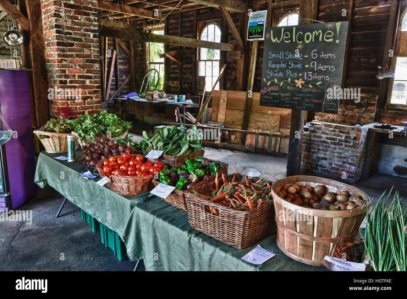 Die Community Supported Agriculture (CSA) Abholung im Crimson und Klee Farm in Northampton, Massachusetts. HDR Stockfoto