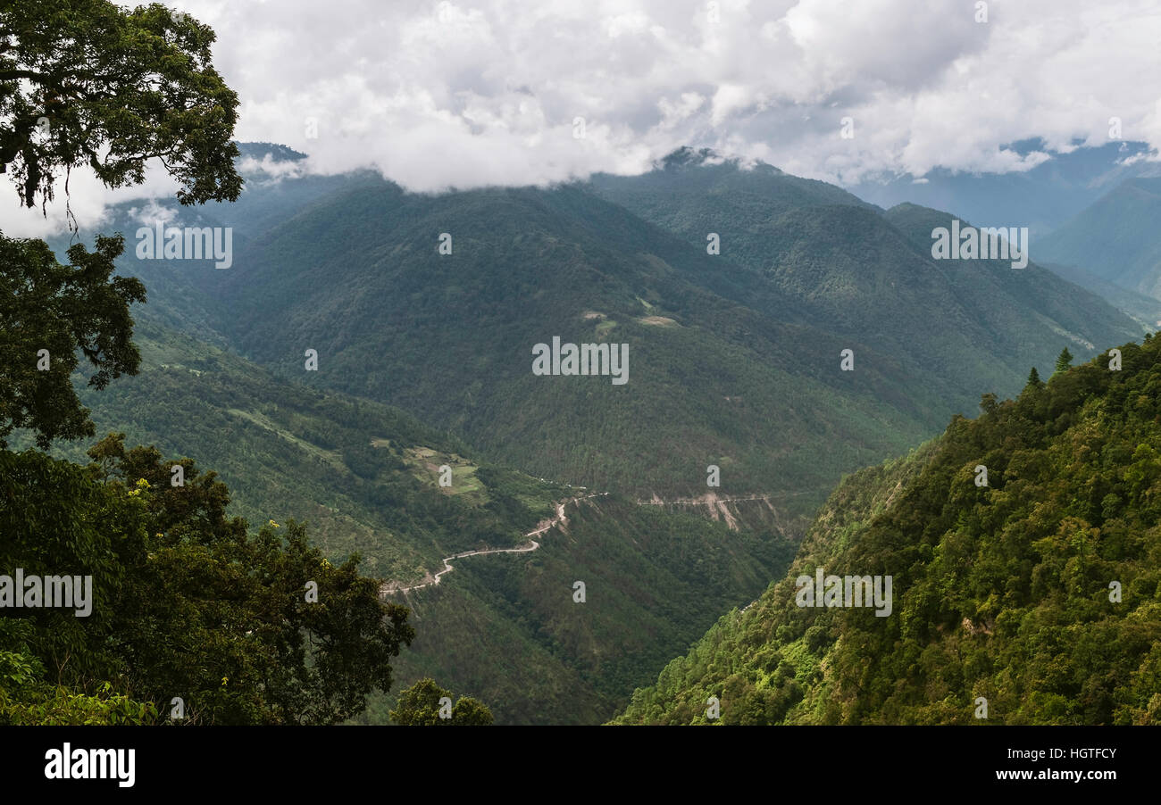 He-Himalaya und Blick auf die Hauptstraße zwischen Dirang und Tawang an einem bewölkten Tag in der Nähe von Tawang, Arunachal Pradesh, Indien. Stockfoto