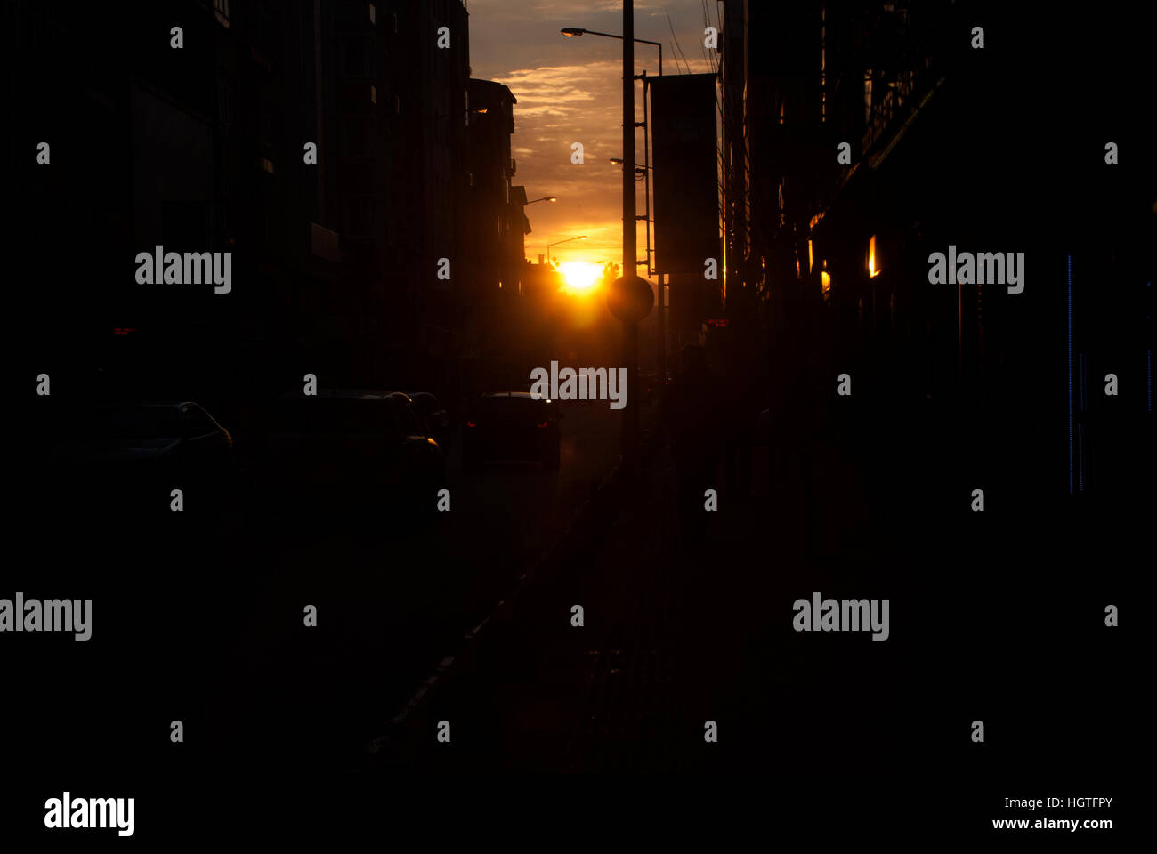 Blick auf den Sonnenuntergang an der belebten Straße in der Stadt Stockfoto