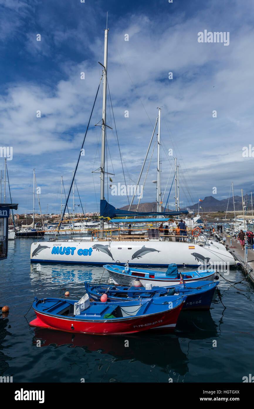 Muss cat Katamaran Ausflug Touristenboot festgemacht an einem Steg in der Marina in Las Galletas, Costa del Silencio Teneriffa Kanarische Inseln Stockfoto