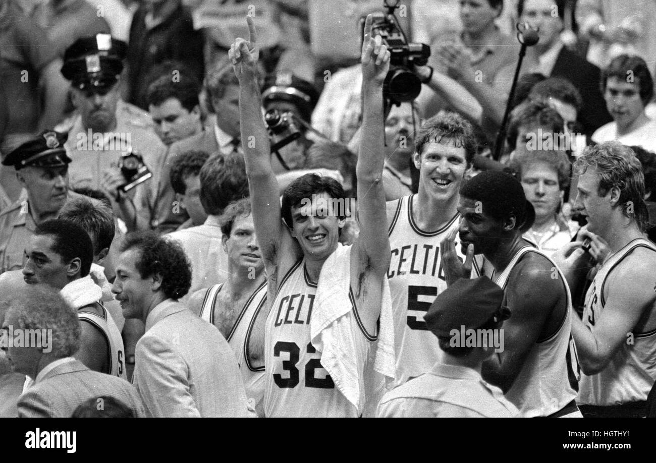 Boston Celtics Kevin McHale mit dem Team hebt seine Hände an den Celtics NBA Meisterschaft 1986 Gewinn über die Houston Rockets im Boston Garden Foto von Bill belknap Stockfoto