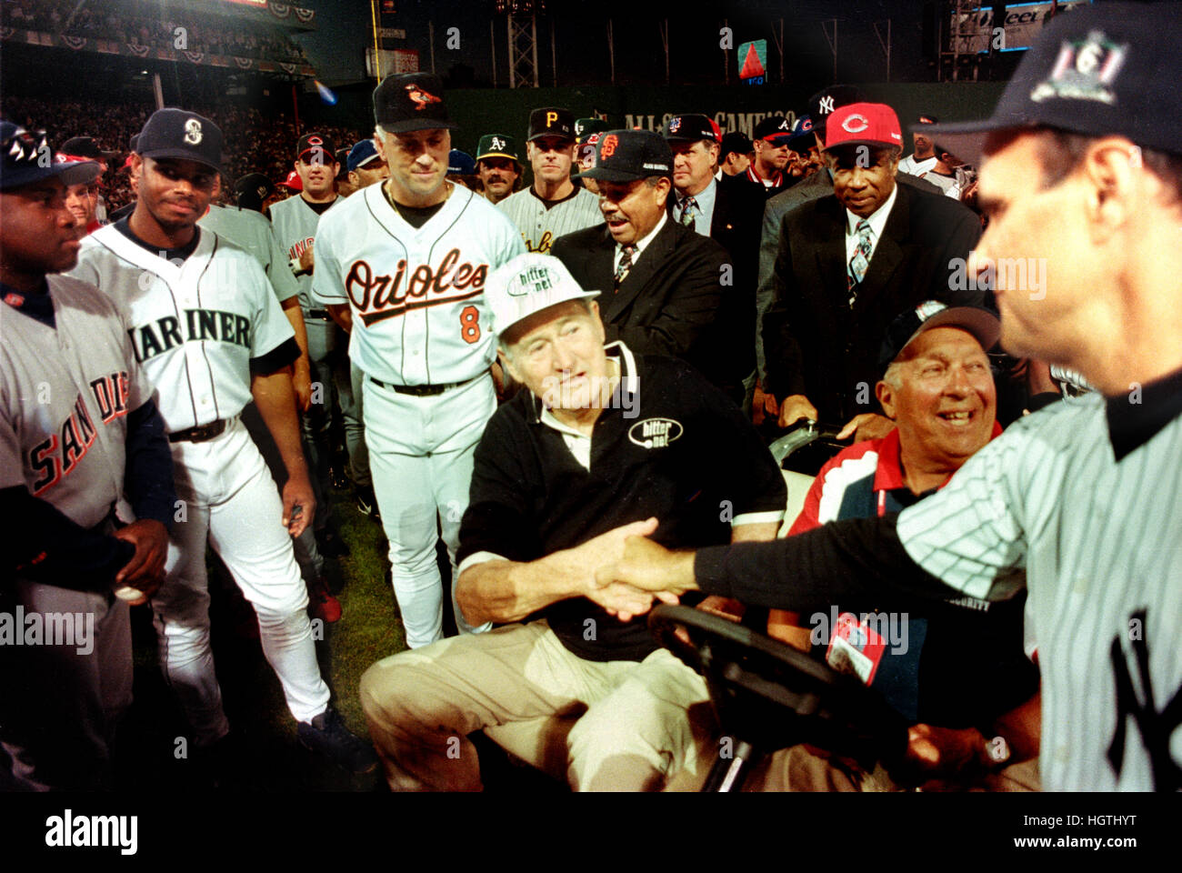 Red Sox Ted Williams schüttelt Yankees-Manager Joe Torres Hand beim All-Star Spiel 1999 im Fenway Park Stockfoto