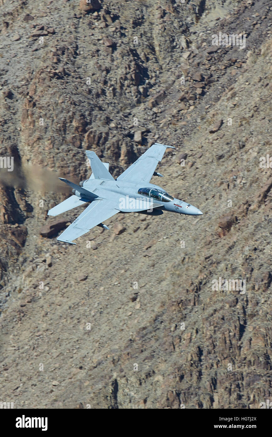 US Navy Super Hornet, F-18F, fliegen durch eine Wüste Schlucht In Death Valley Nationalpark, Kalifornien. Stockfoto