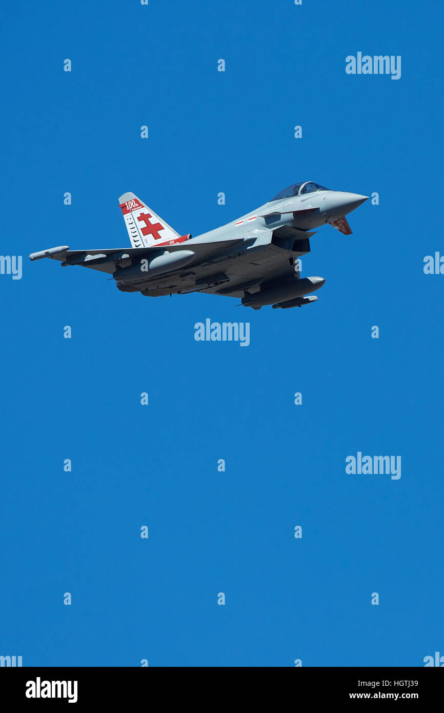 Großbritannien Royal Air Force FGR 4 Eurofighter Typhoon Kampfjets, ZK 315, mit dem 41 Squadron 100 Heckflosse, fliegt über Rainbow Canyon, Kalifornien, USA. Stockfoto