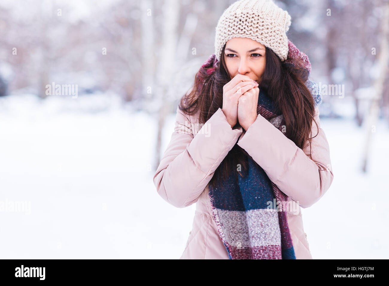Mädchen auf Einfrieren ein Wintertag könnte Stockfoto