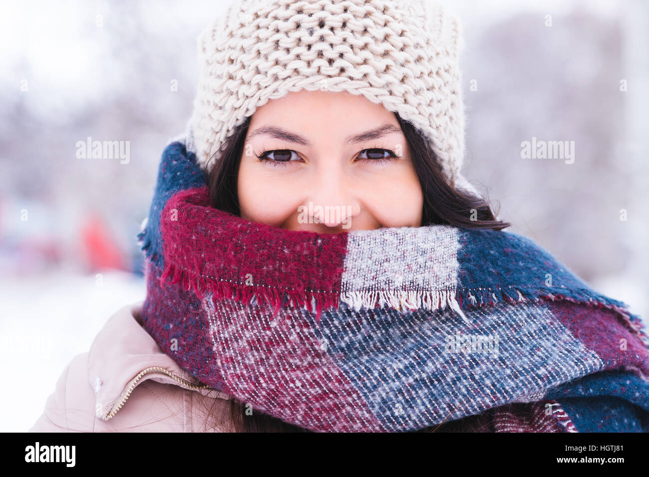 Junge Mädchen posiert an einem Wintertag Stockfoto
