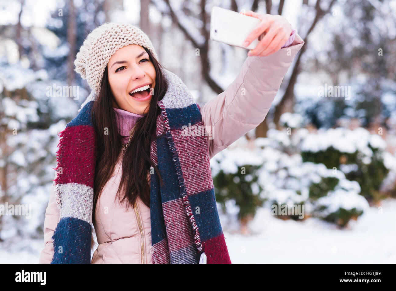 junge Mädchen, das Selbstporträt an einem kalten Wintertag Stockfoto