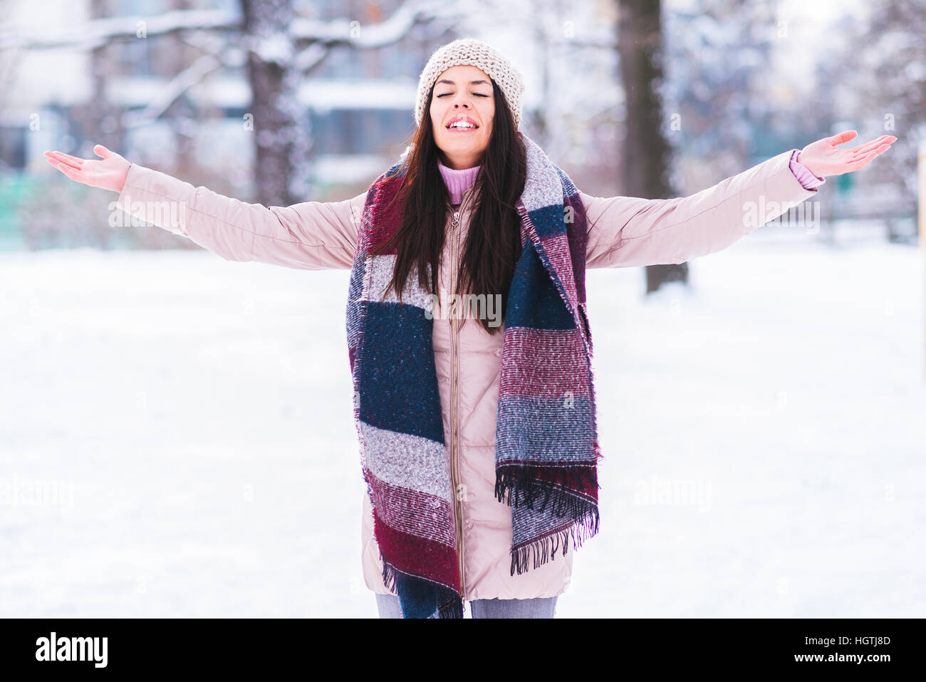 Junge Frau, die an einem kalten Wintertag genießen Stockfoto