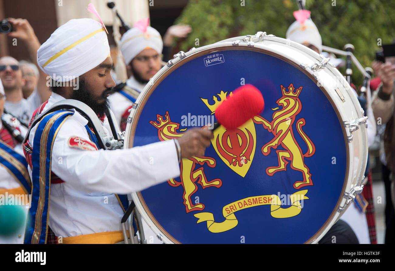 Schlagzeuger aus der Sri Dasmesh Pipe Band der malaysischen Durchführung in Glasgow. Stockfoto