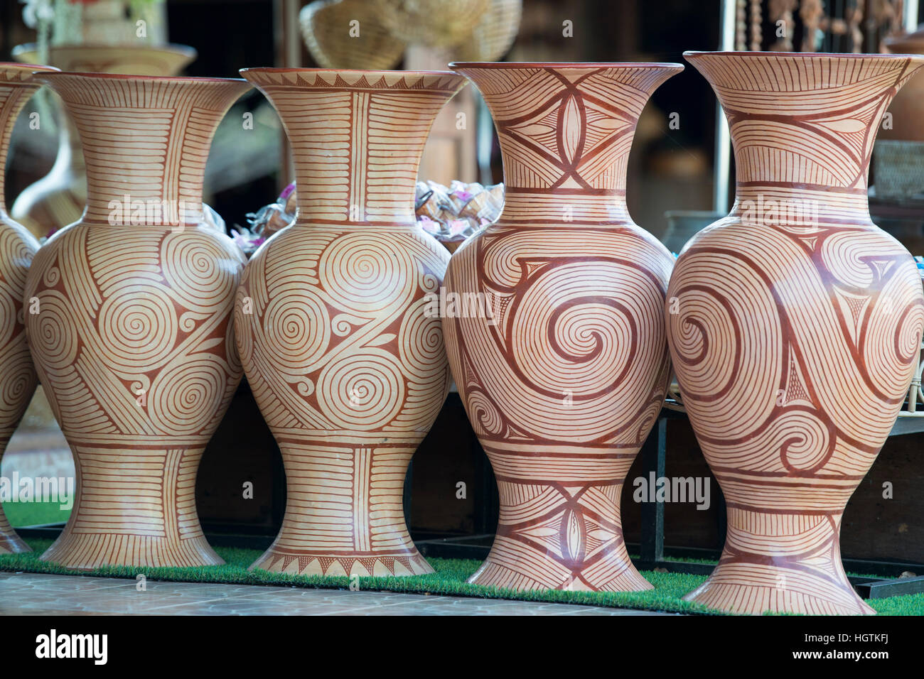 Keramik Töpfe in einem Geschäft im Dorf Ban Chiang in der Nähe der Stadt Udon Thani in die Isan in Nordost-Thailand. Stockfoto