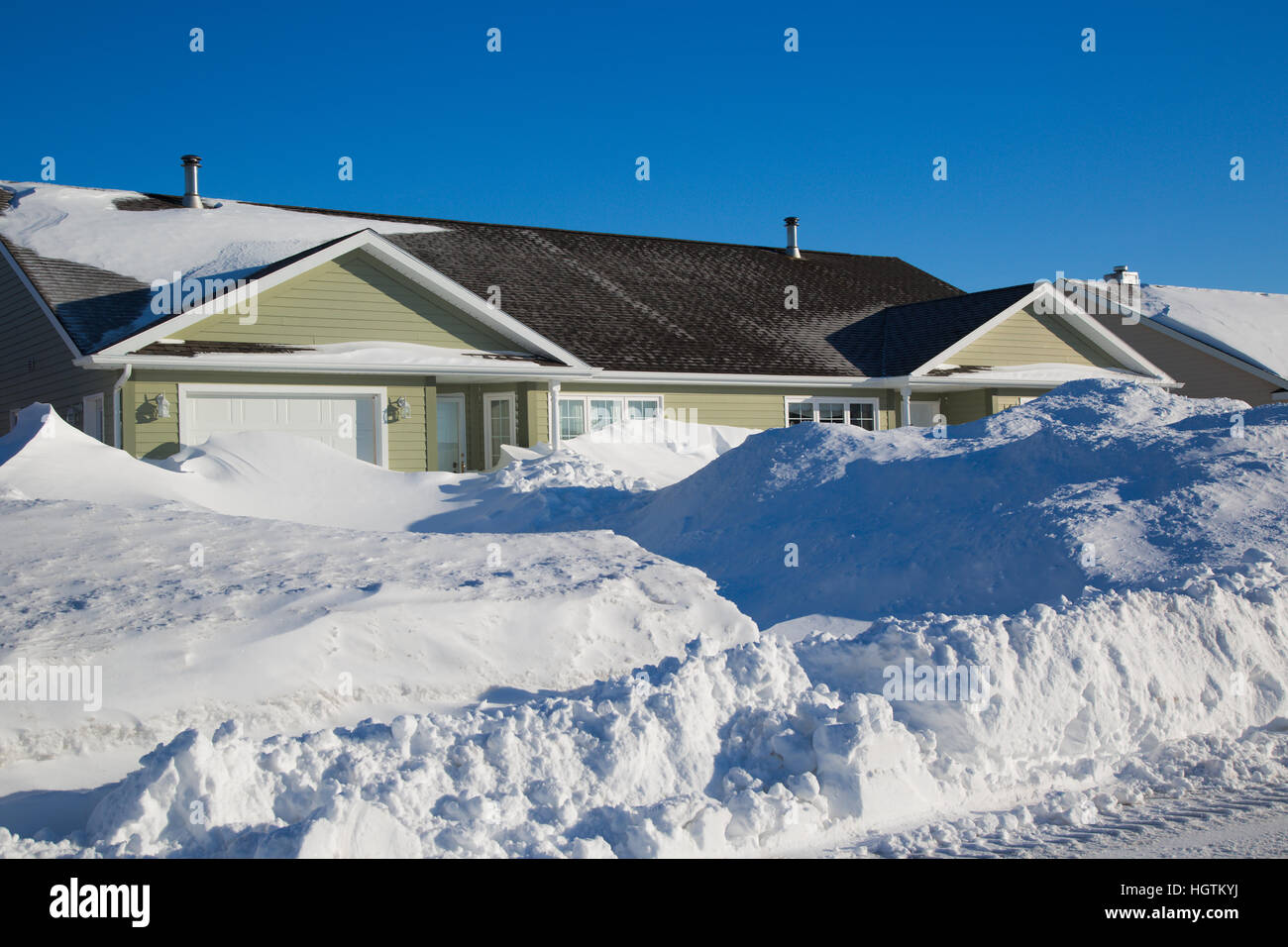 Häuser in einem nordamerikanischen Vorort nach einem Schneesturm. Stockfoto