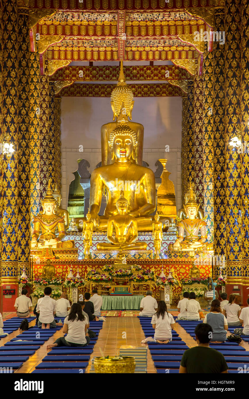 Buddha-Statue und Anbeter, Gebetsraum, Wat Suan Dok, Chiang Mai, Thailand Stockfoto