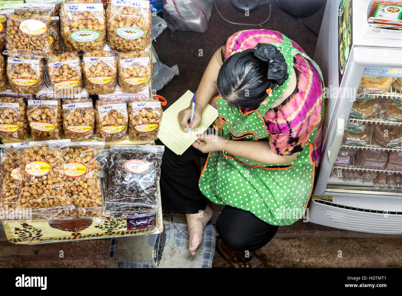 Verkäufer und Ware, Warorot Markt, Chiang Mai, Thailand Stockfoto