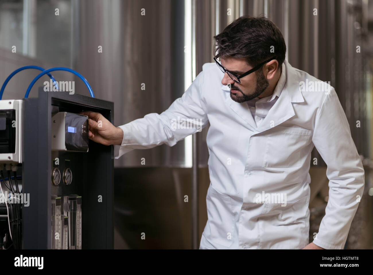 Gut aussehender Mann mit Brau-Mechanismus Stockfoto