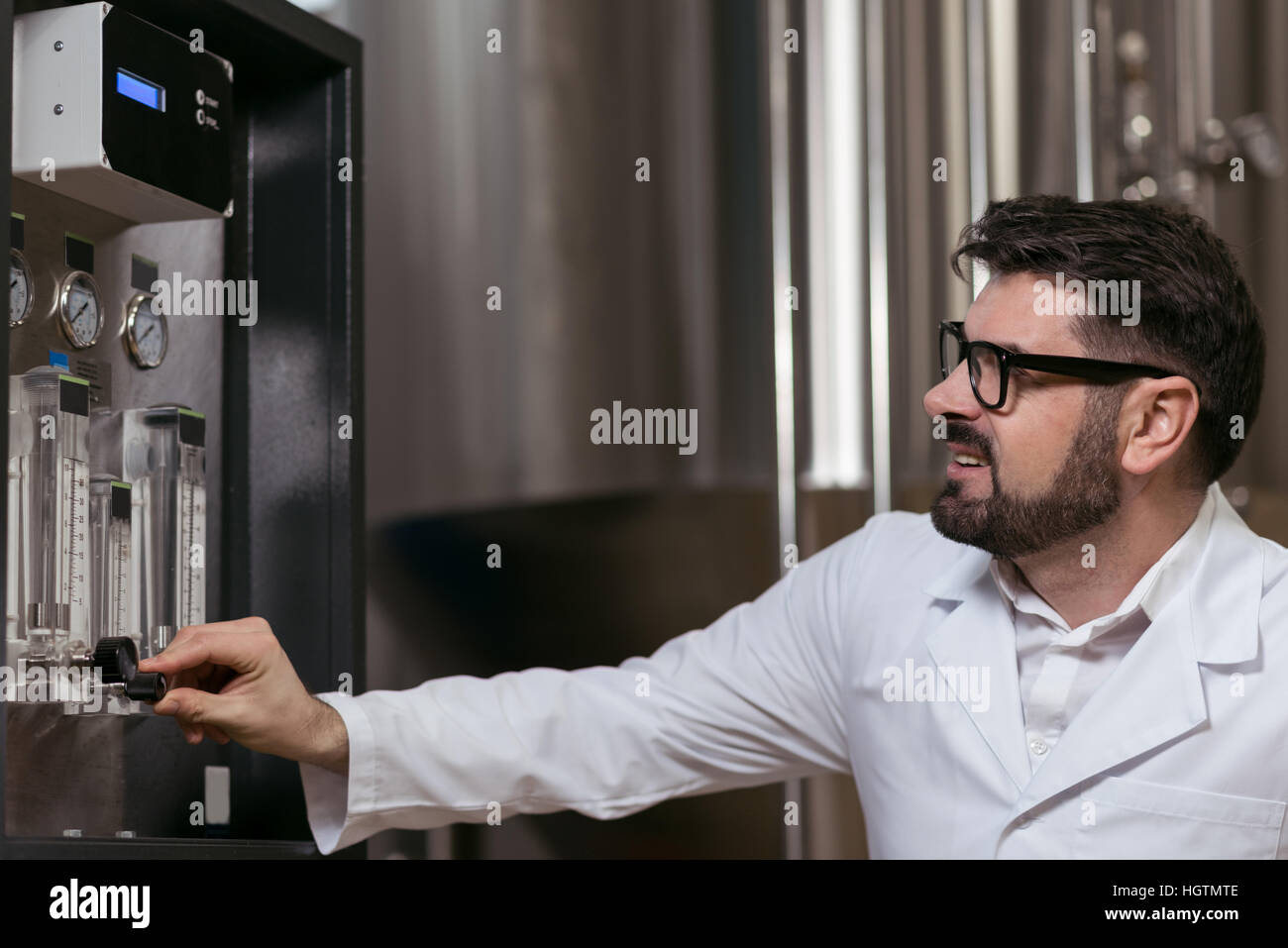 Mann mit Brau-Mechanismus konzentriert Stockfoto