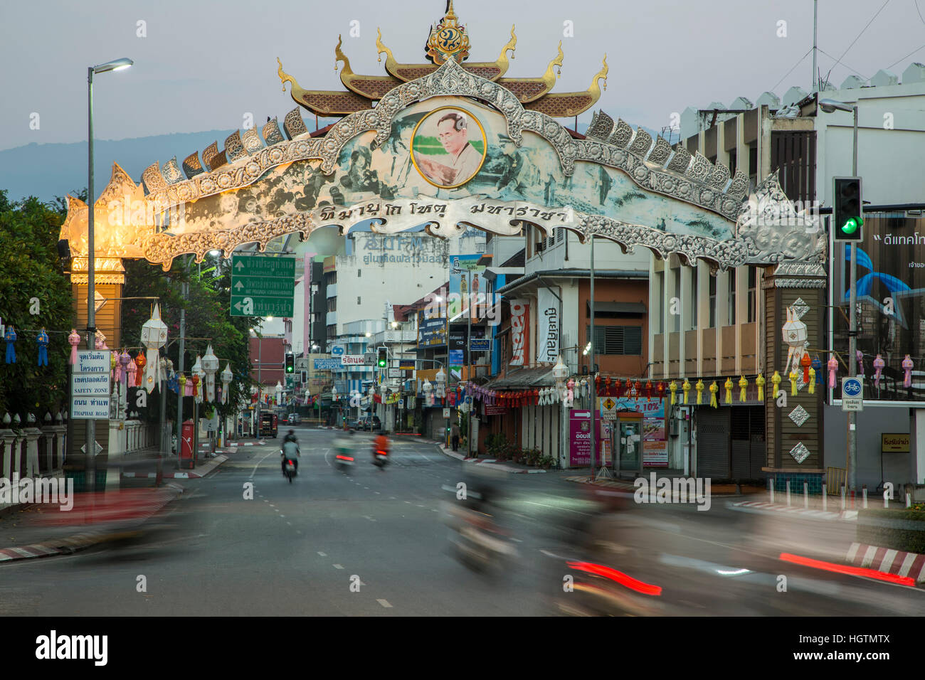 Anmeldung über Straße mit Bild von Bhumibol Adulyadej (König von Thailand), Chiang Mai, Thailand Stockfoto