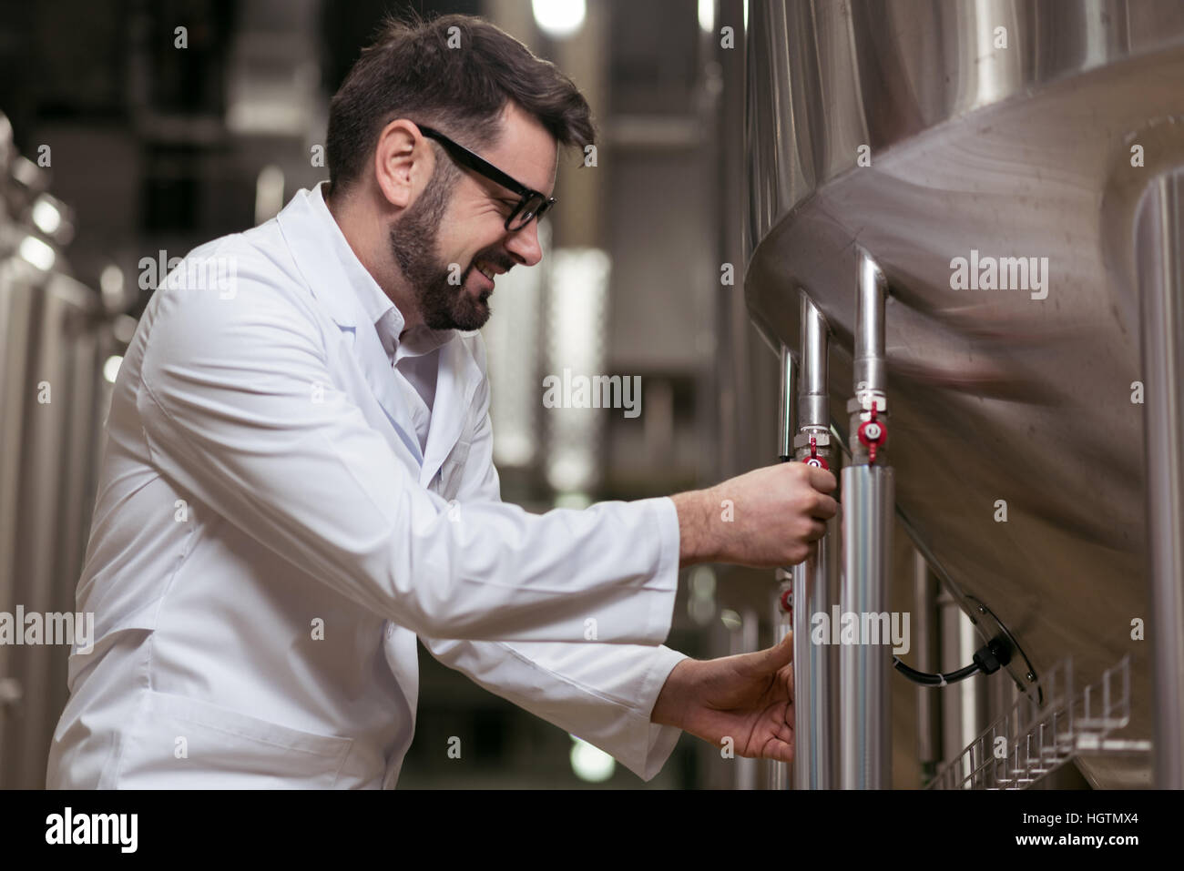 Gut aussehender Mann Brau-Automaten Stockfoto