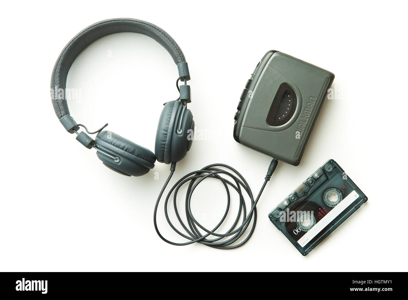 Vintage Walkman, Tonband und Kopfhörer isoliert auf weißem Hintergrund. Stockfoto