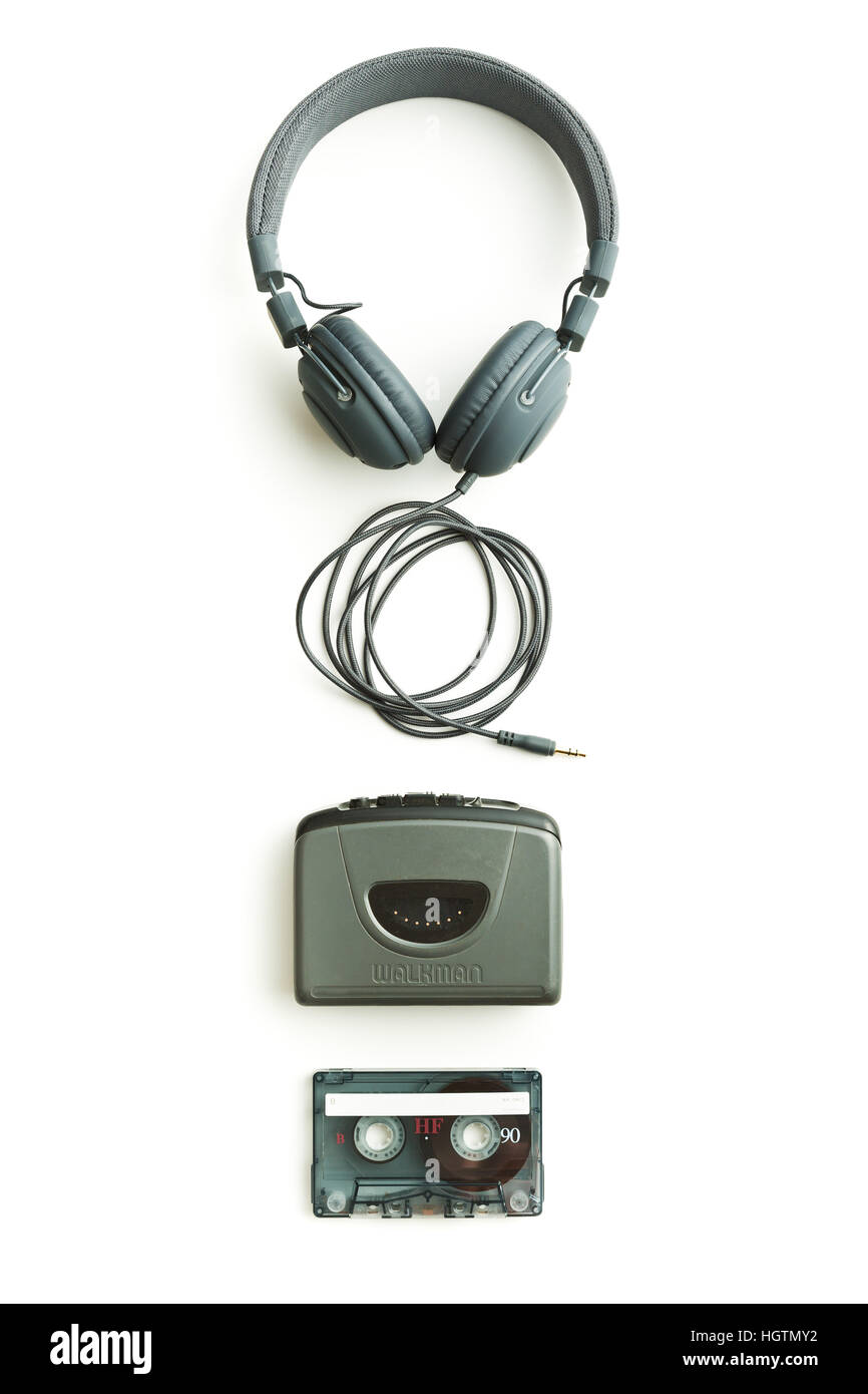 Vintage Walkman, Tonband und Kopfhörer isoliert auf weißem Hintergrund. Stockfoto
