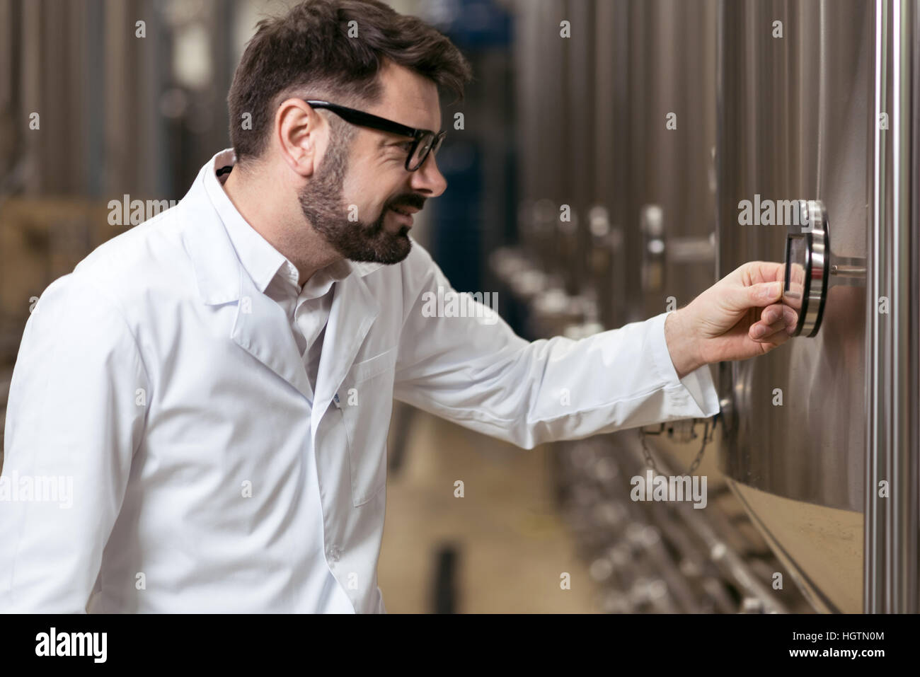 Konzentriert Man Drücken einer Taste auf Brauen Mechanismus Stockfoto