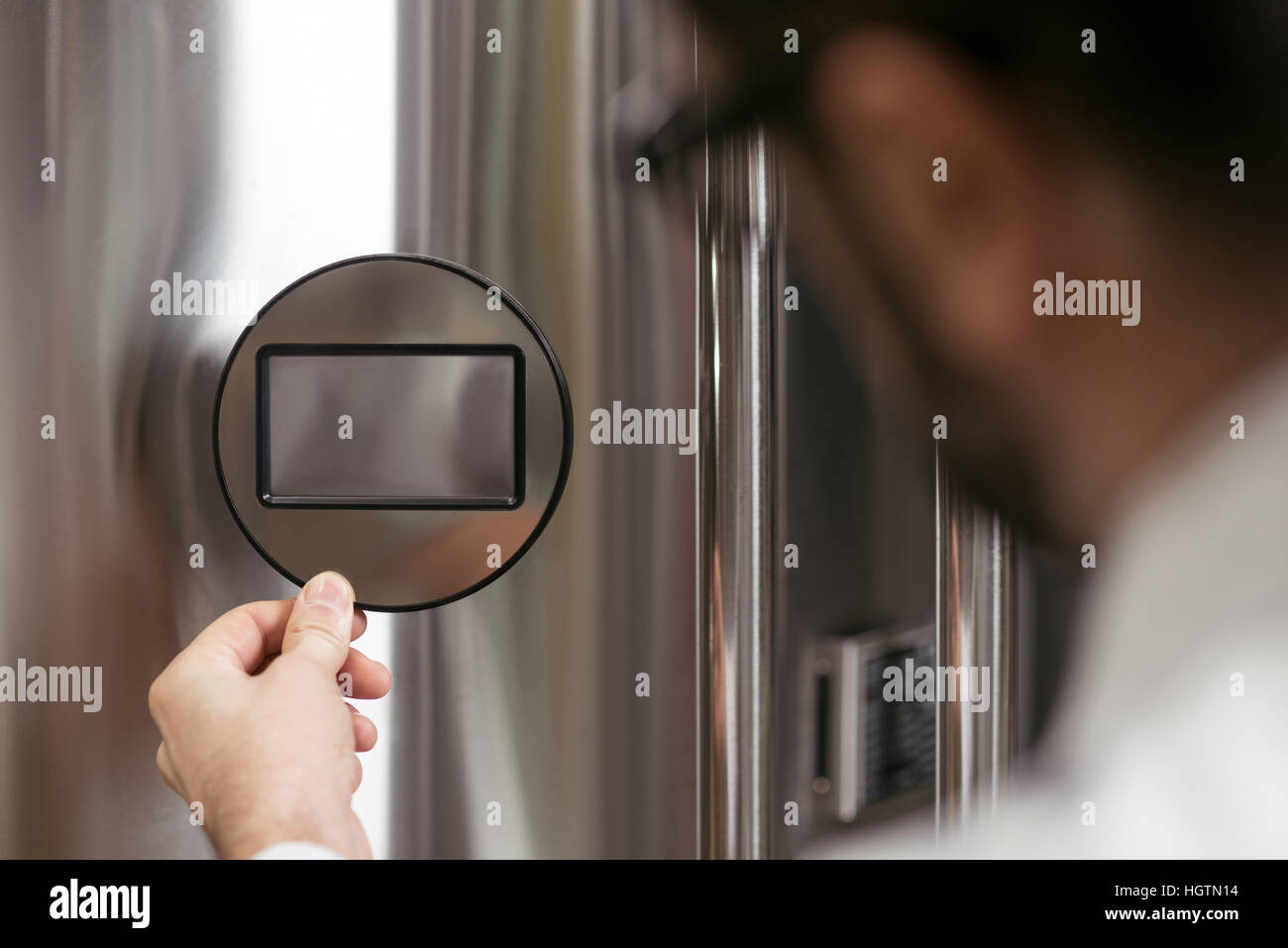 Nahaufnahme eines Mannes Taste am Brauen Mechanismus Stockfoto