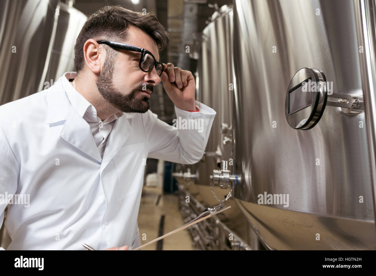 Konzentriert Man brauen Mechanismus betrachten Stockfoto