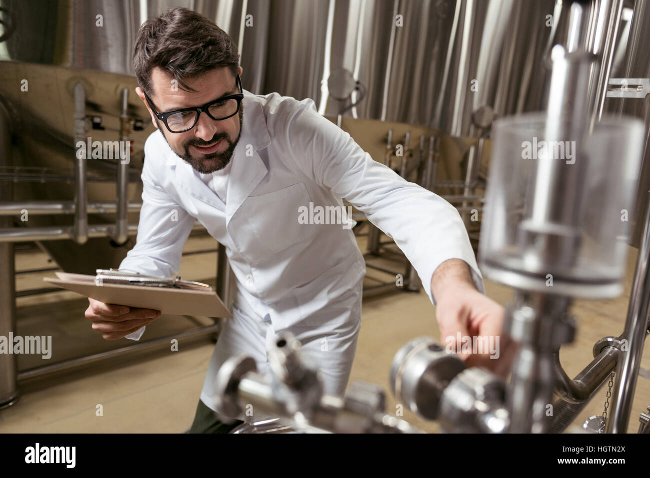 Gut aussehender Mann Brau Mechanismus überprüfen Stockfoto