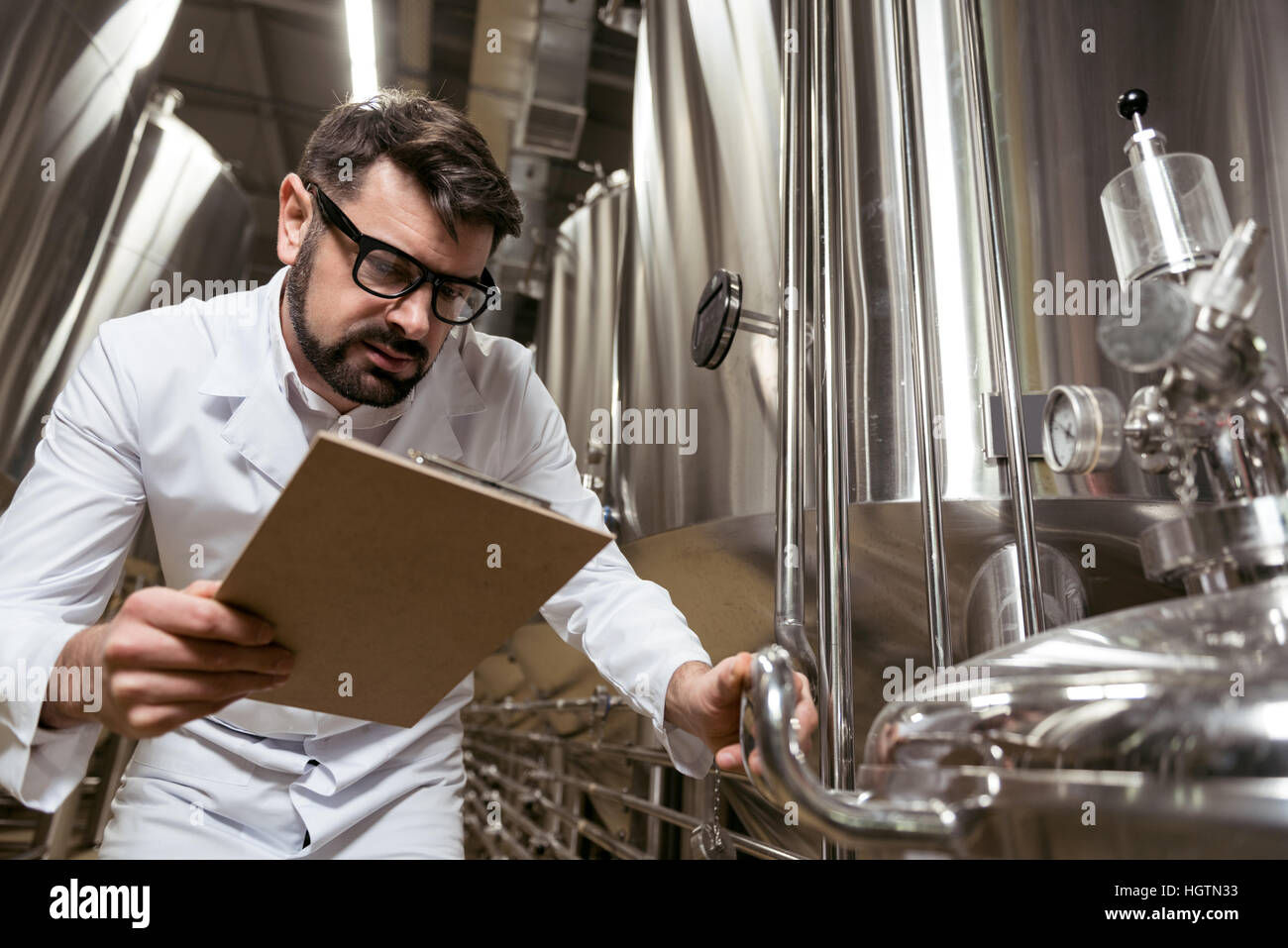Amüsiert Man Brau Mechanismus überprüfen Stockfoto