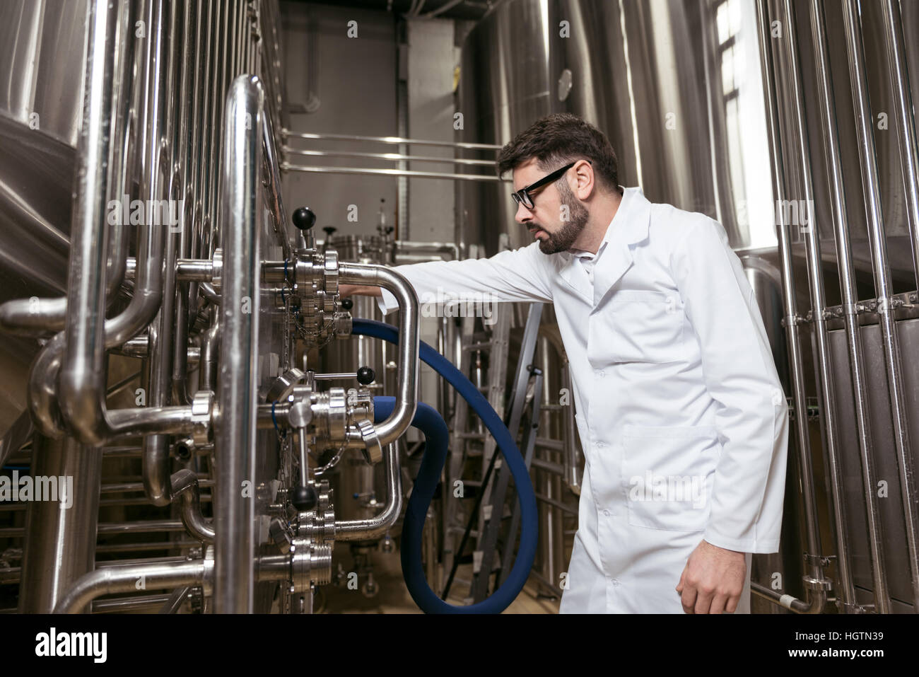 Mann mit Brauen Mechanismus arbeitet konzentriert Stockfoto