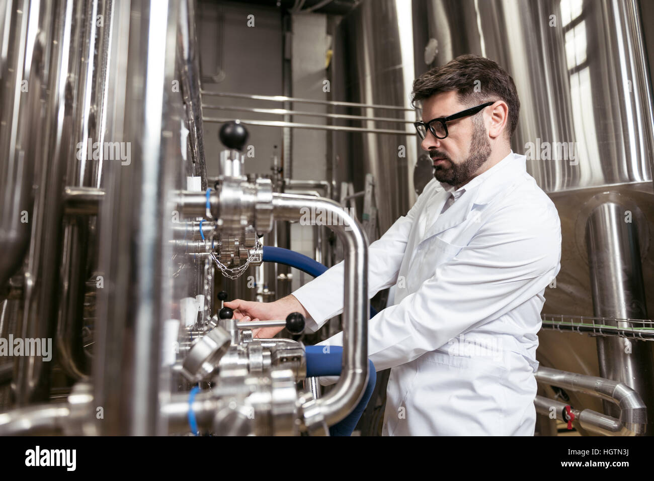 Fleißiger Mann mit Brau-Mechanismus Stockfoto