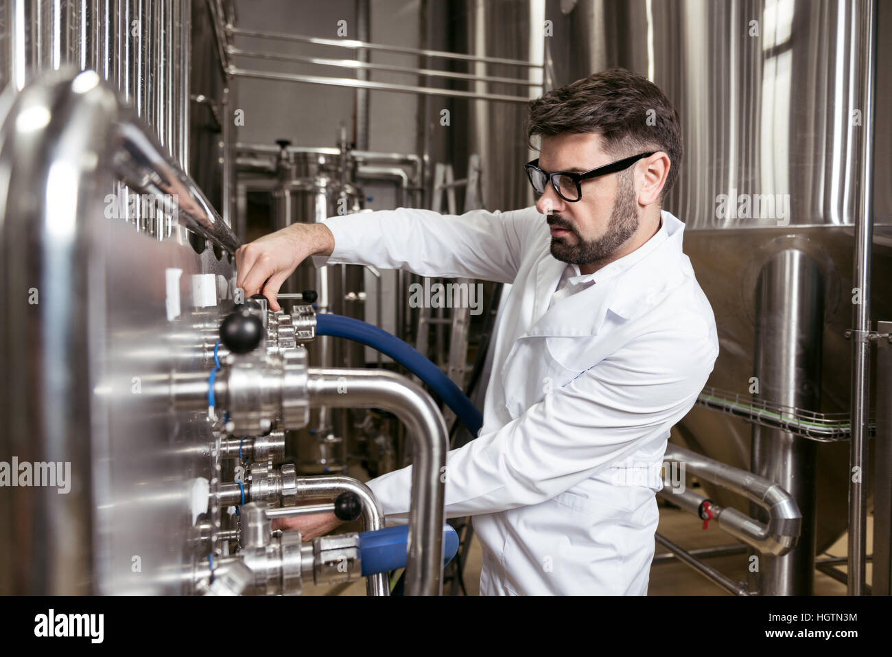 Kluger Mann mit Brau-Mechanismus Stockfoto