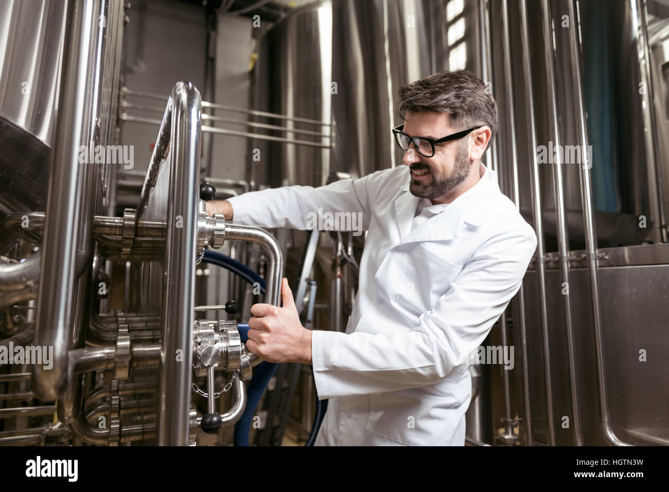 Erfreut Mann mit Brau-Mechanismus Stockfoto