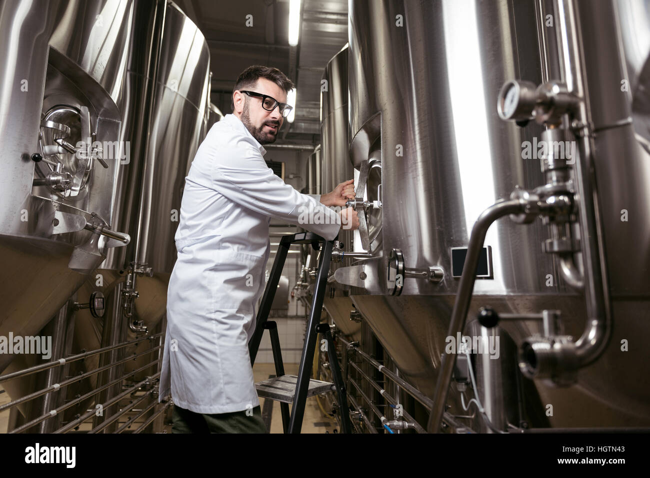 Froh, dass Man mit Brau-Mechanismus Stockfoto