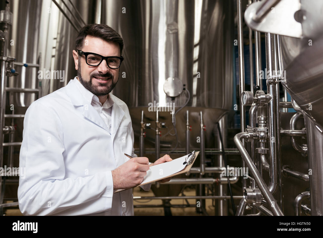 Fleißiger Mann Notizen bei Bierfabrik Stockfoto
