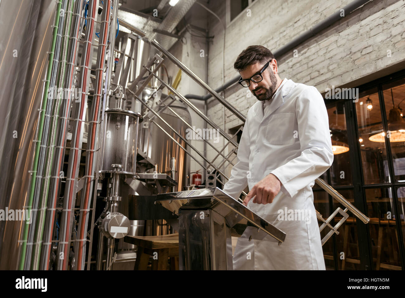 Ernster Mann Tasten werkseitig Bier Stockfoto