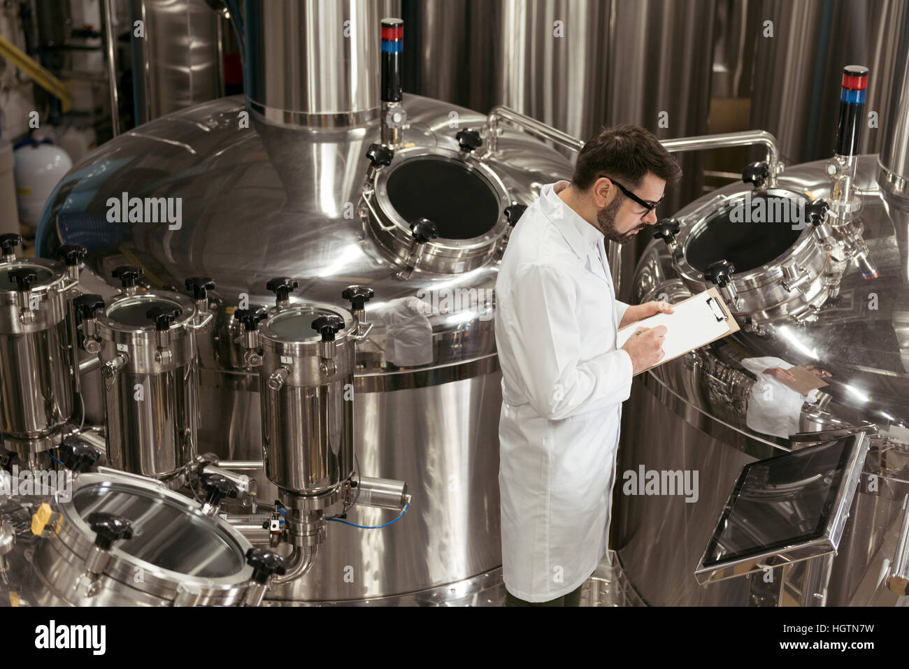 Konzentriert Mann Kontrollmechanismen bei Bierfabrik Stockfoto