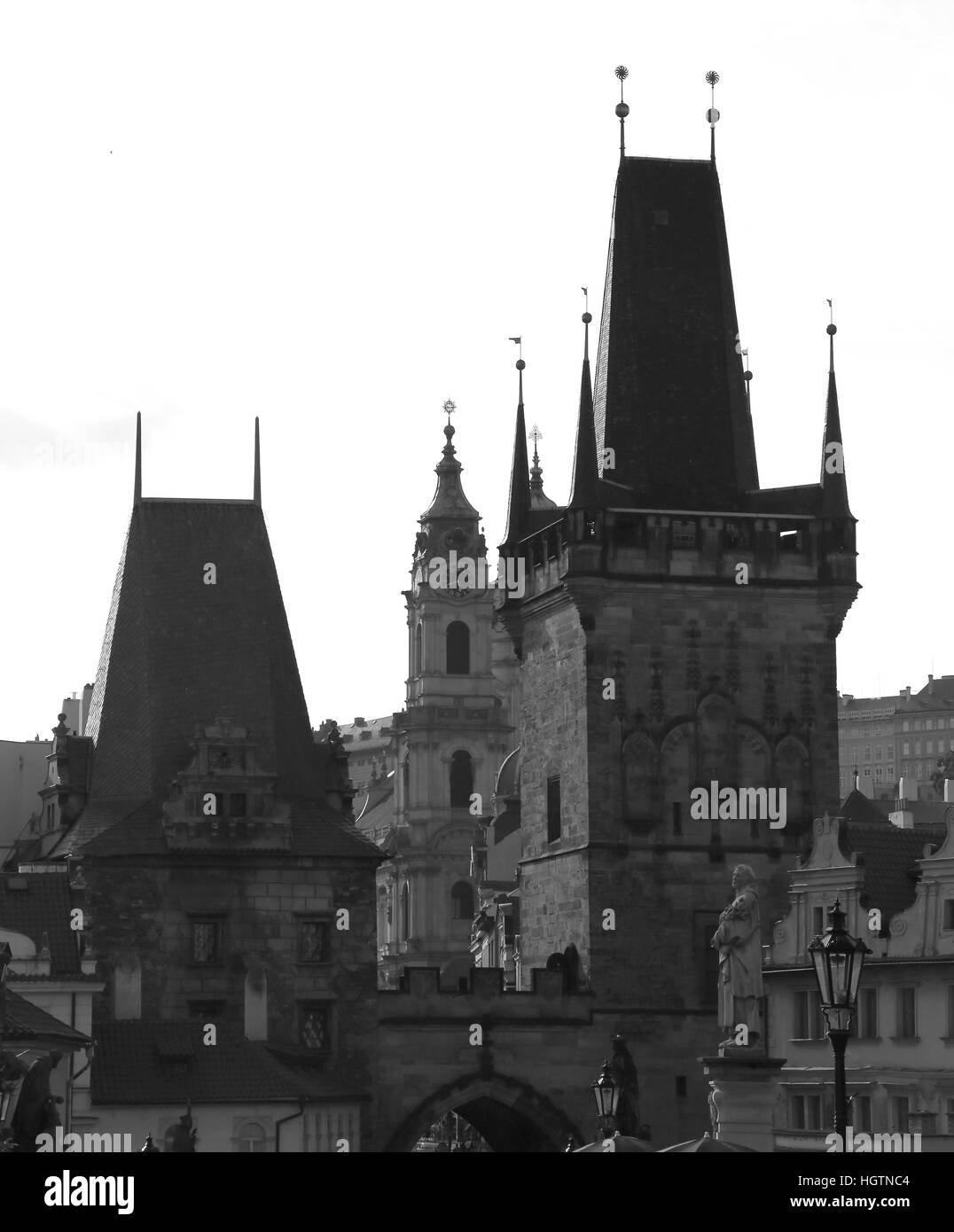 Skyline von Prag mit dem mittelalterlichen Turm auf der Karlsbrücke in schwarz-weiß-Effekt Stockfoto