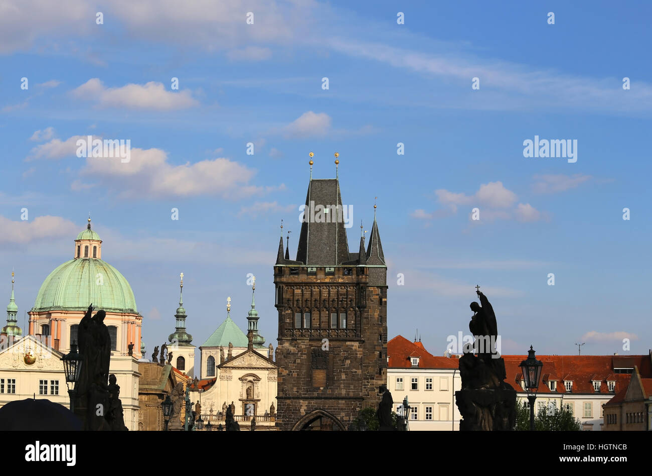 Skyline von Prag mit dem mittelalterlichen Turm auf die Karlsbrücke über die Moldau in Tschechien-Europa Stockfoto