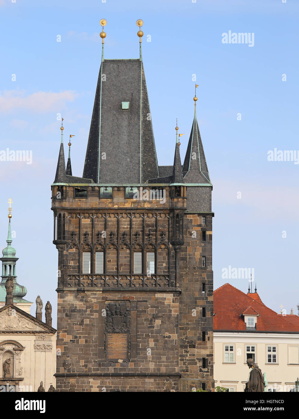 mittelalterliche Turm der Karlsbrücke über die Moldau in Prag Tschechische Republik Europa Stockfoto