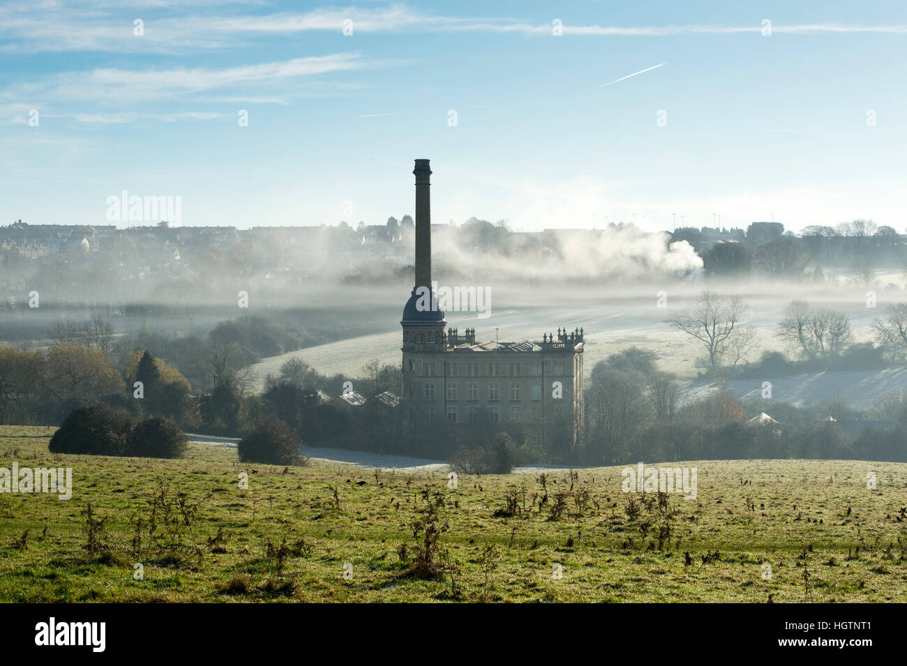 Winter Lagerfeuer Rauch Nebel und Frost um Bliss Tweed Mühle auf die Dezembermorgen. Chipping Norton, Oxfordshire, England Stockfoto