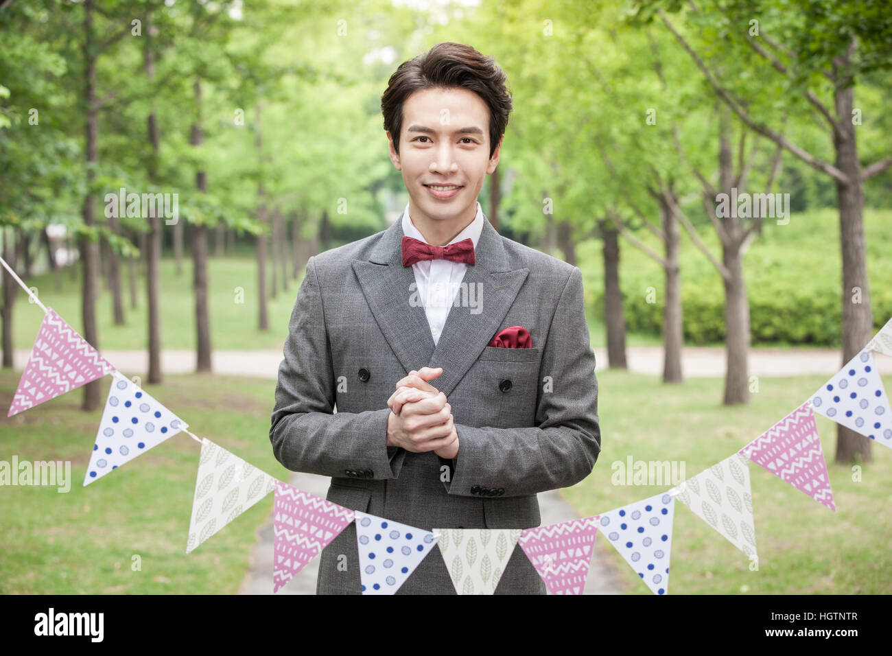 Lächelnde junge Bräutigam faltende Hände im freien Stockfoto